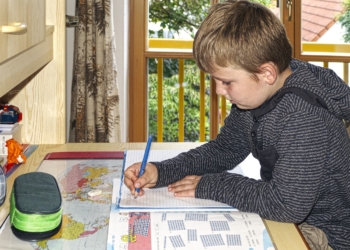 Czy prace domowe wrócą do klas 1-3? "Dzieci powtarzają dzięki temu materiał"