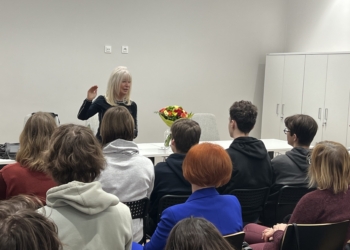 Sędzia Anna Maria Wesołowska na spotkaniu z łódzkimi seniorami i uczniami