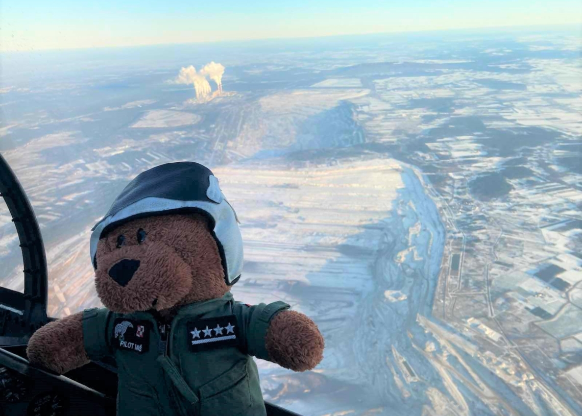 Pilot Miś w F-16. Podniebna akcja charytatywna dotarła do Łasku 1 Pilot Miś nad Bełchatowem