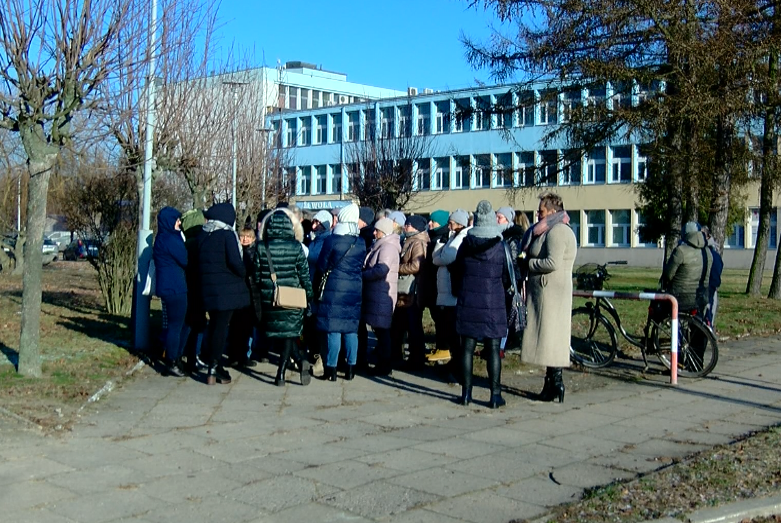 Byli pracownicy jednego z zakładów w Zduńskiej Woli domagają się zaległych pieniędzy 1 Byli pracownicy jednego z zakładów w Zduńskiej Woli domagają się zaległych pieniędzy