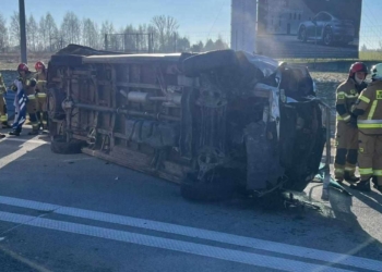 Wypadek na S8. Dachowanie busa