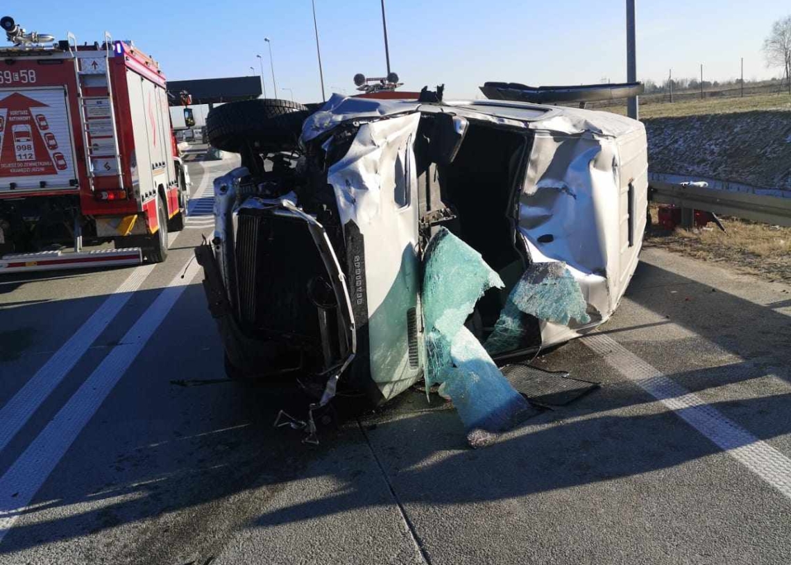Wypadek na S8. Dachowanie busa
