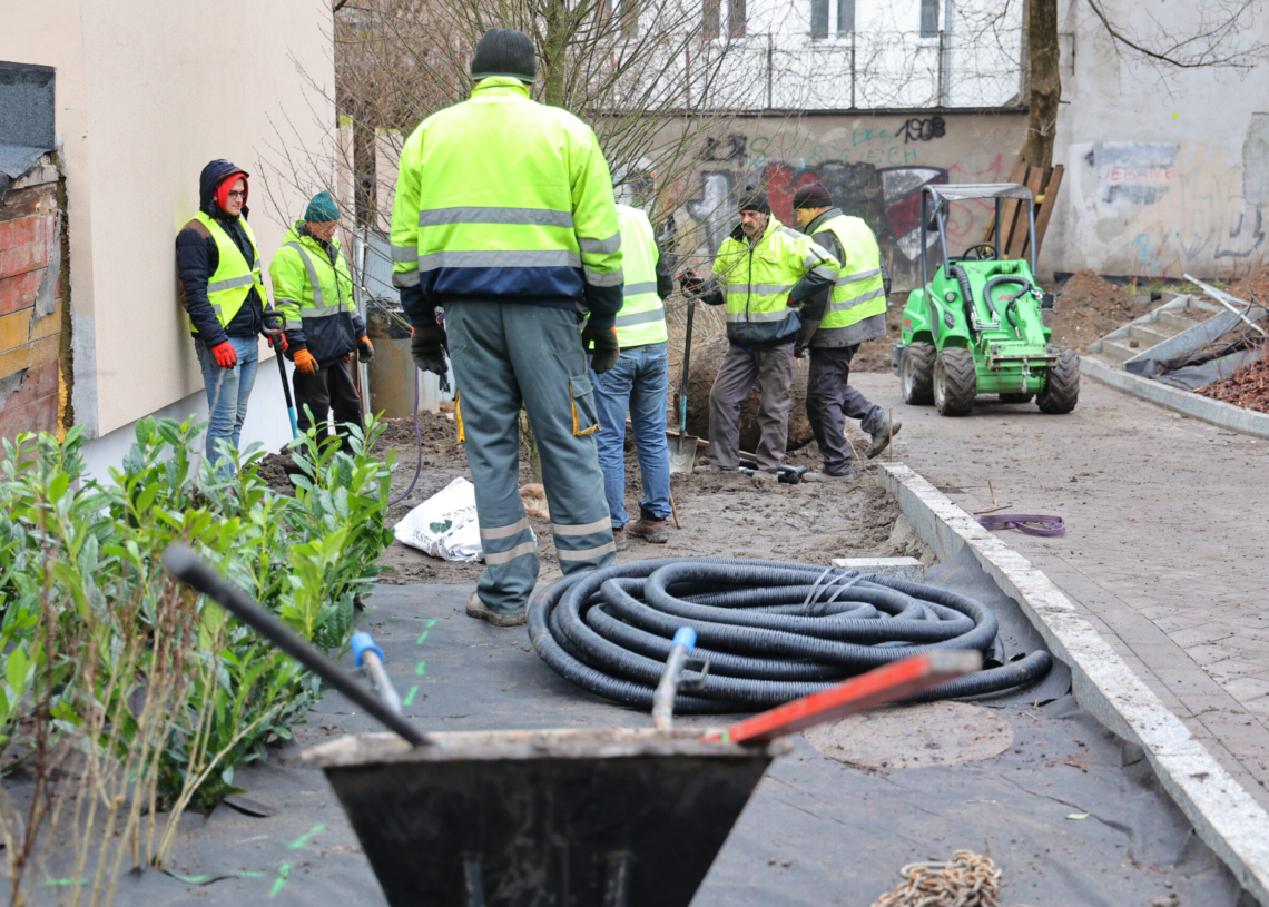 Modernizacja Legionów. Wykonawca sadzi drzewa i krzewy, a chodników nadal brakuje