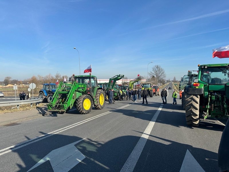 Utrudnienia na drogach w powiecie poddębickim, w tym na węźle Wartkowice. Przyczyną protest rolników [ZDJĘCIA +WIDEO]