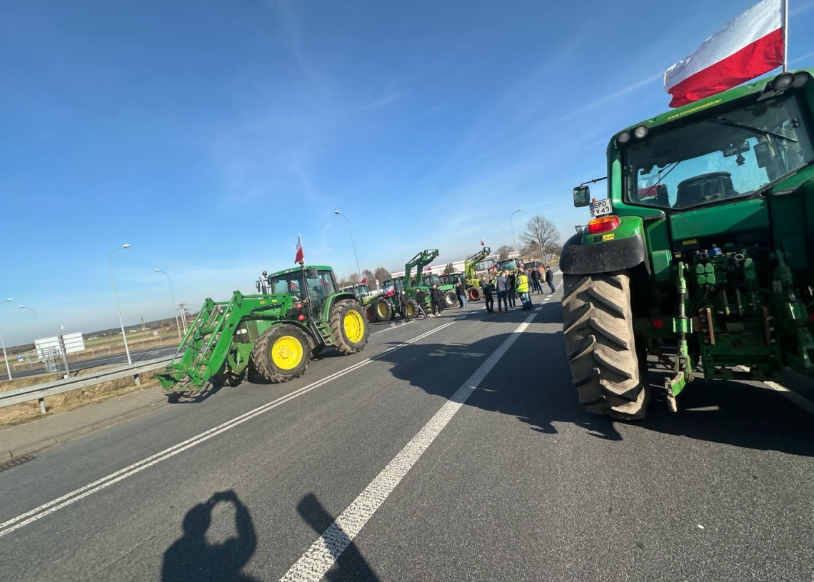 Utrudnienia na drogach w powiecie poddębickim, w tym na węźle Wartkowice. Przyczyną protest rolników [ZDJĘCIA +WIDEO]