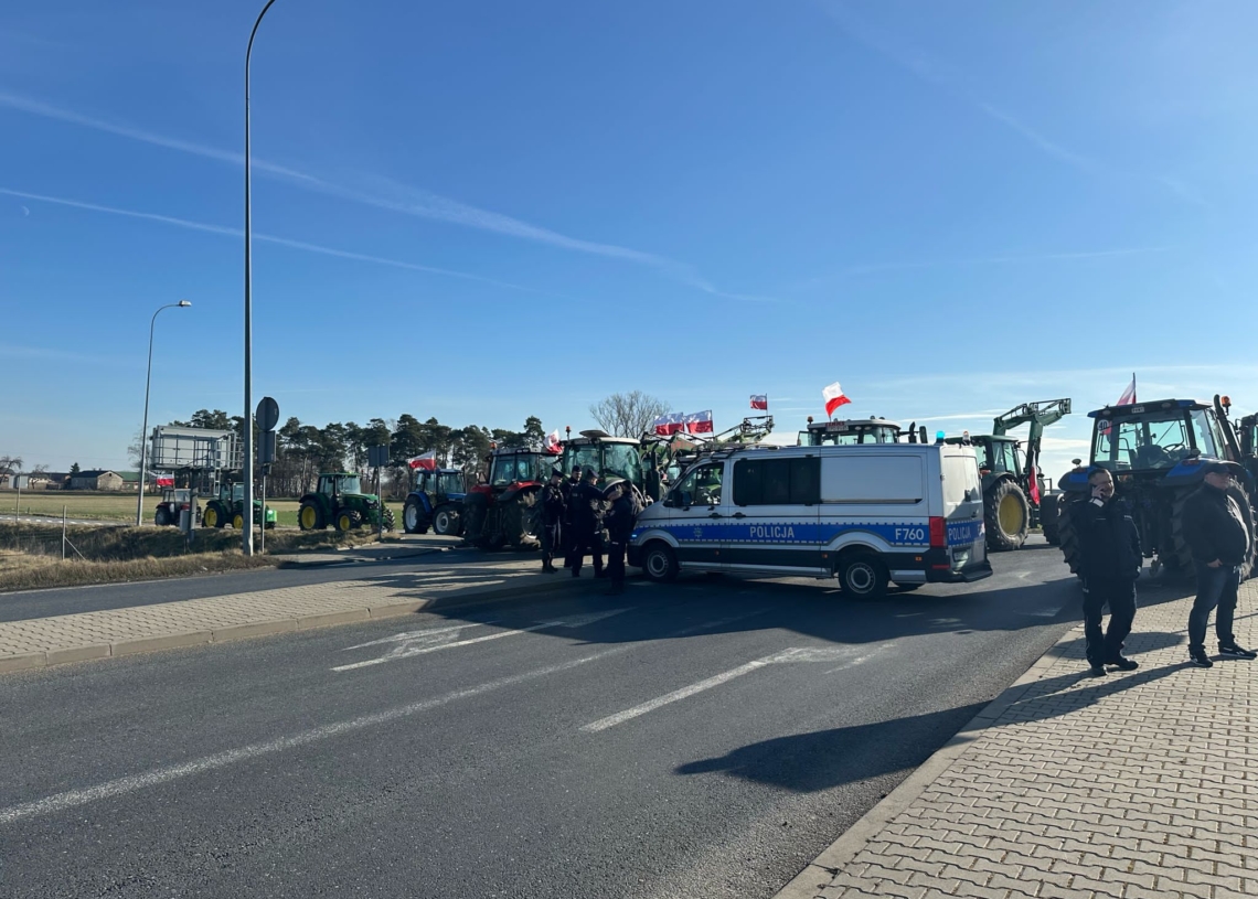 Utrudnienia na drogach w powiecie poddębickim, w tym na węźle Wartkowice. Przyczyną protest rolników [ZDJĘCIA +WIDEO]