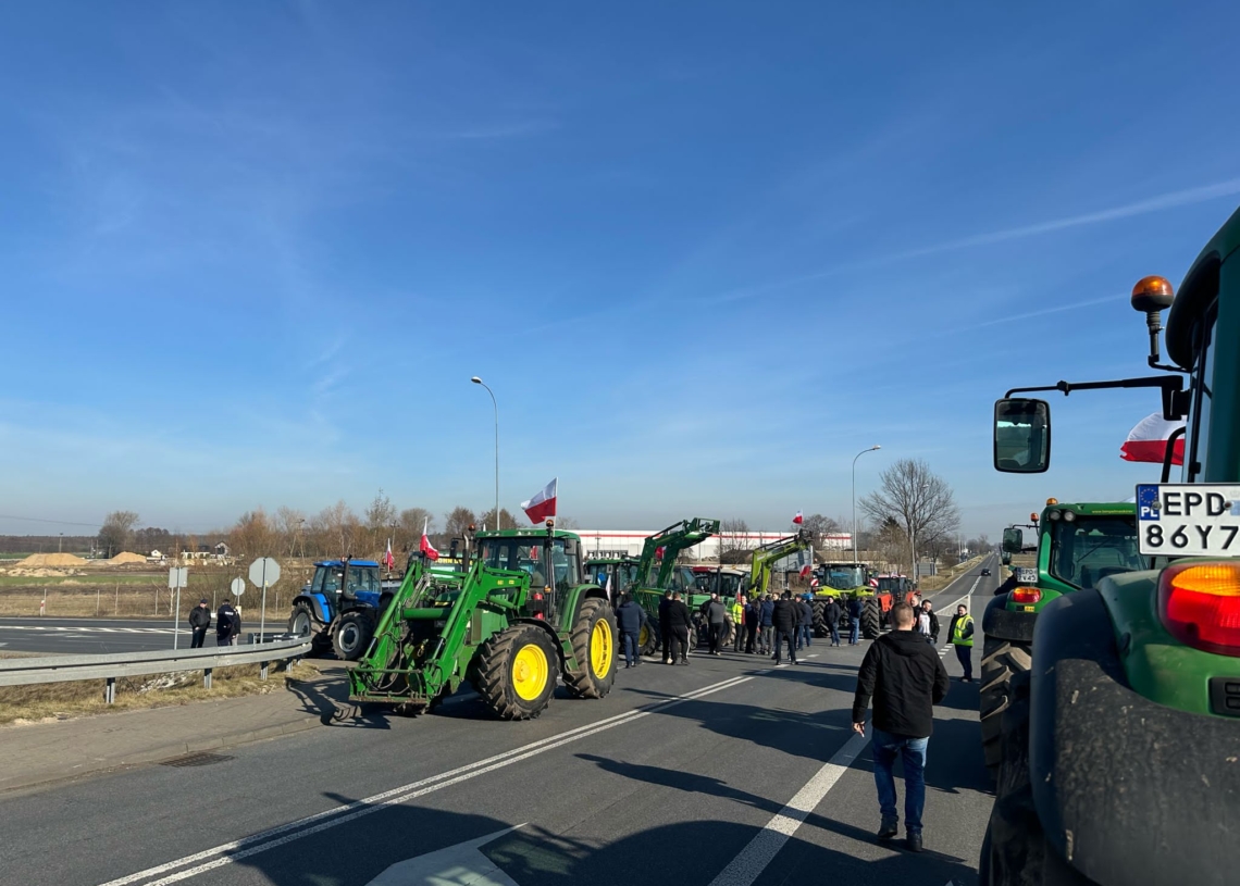 Utrudnienia na drogach w powiecie poddębickim, w tym na węźle Wartkowice. Przyczyną protest rolników [ZDJĘCIA +WIDEO]