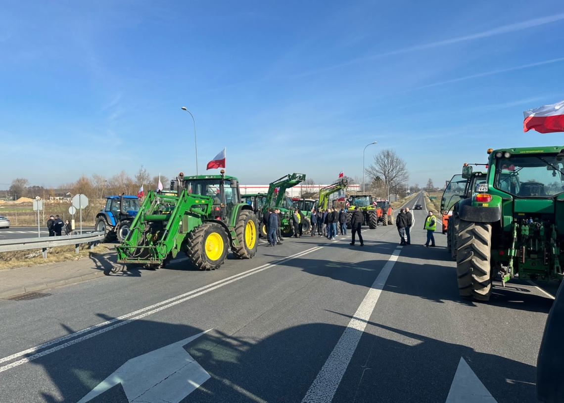 Utrudnienia na drogach w powiecie poddębickim, w tym na węźle Wartkowice. Przyczyną protest rolników [ZDJĘCIA +WIDEO]