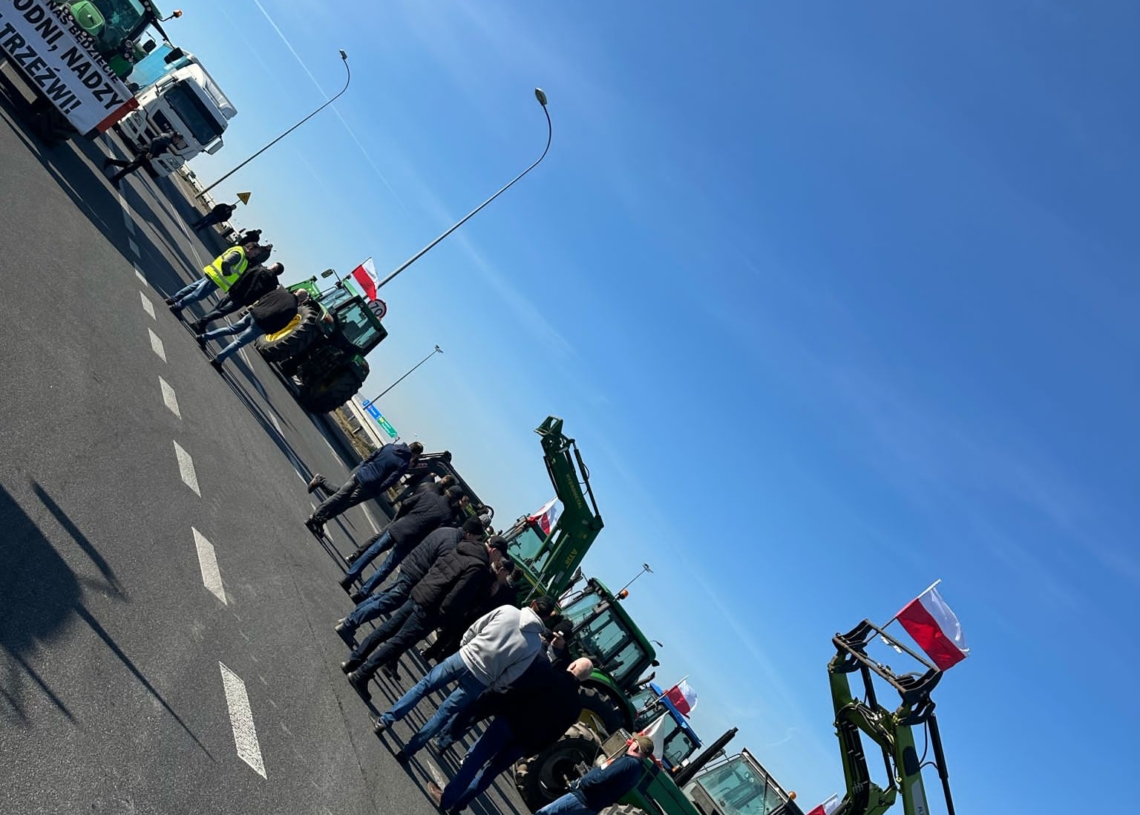 Utrudnienia na drogach w powiecie poddębickim, w tym na węźle Wartkowice. Przyczyną protest rolników [ZDJĘCIA +WIDEO]