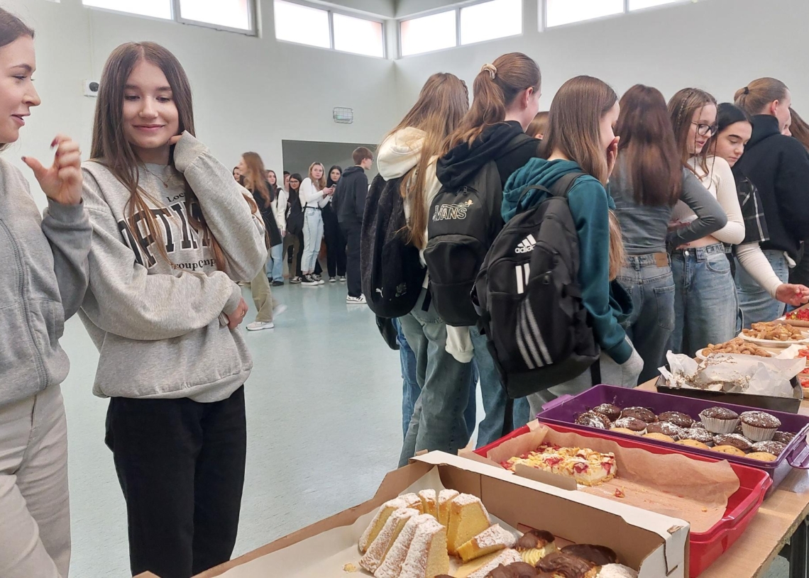 Międzynarodowy kiermasz w II Liceum Ogólnokształcącym im. Stefana Żeromskiego w Sieradzu