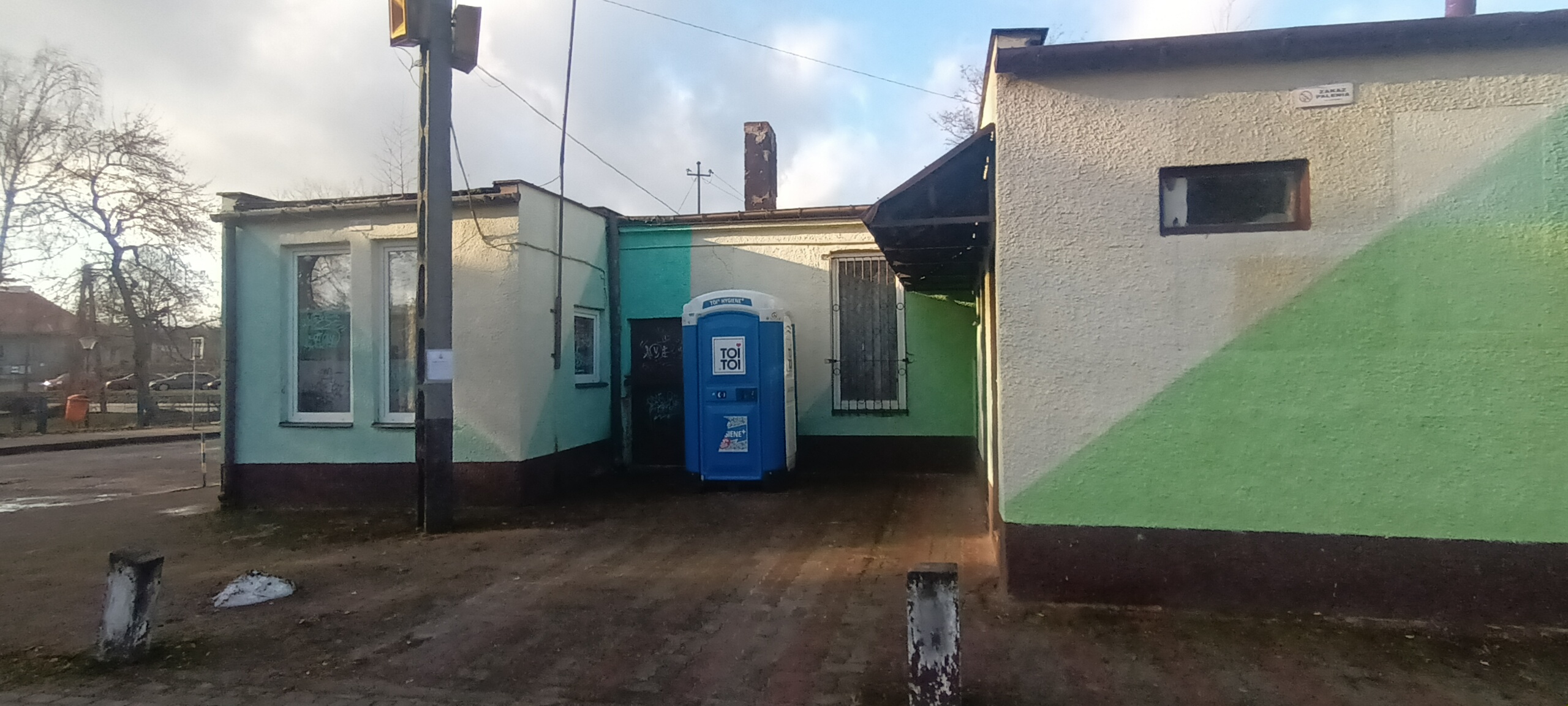 Dworzec PKS w Rawie Mazowieckiej to obskurne miejsce