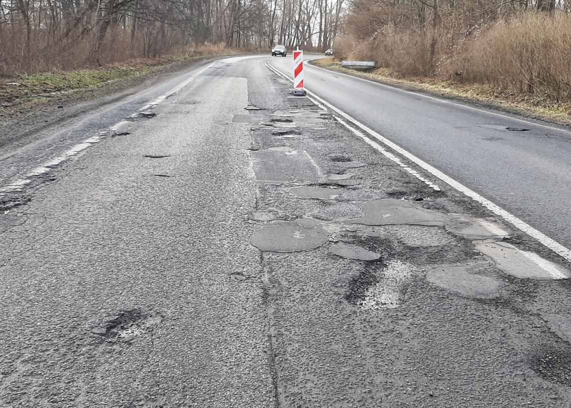 Remont Strykowskiej w Łodzi. Urzędnicy: „wymiana nawierzchni za 17 mln zł“. Mieszkańcy odpowiadają: „to nie wystarczy” [ZDJĘCIA + WIDEO]