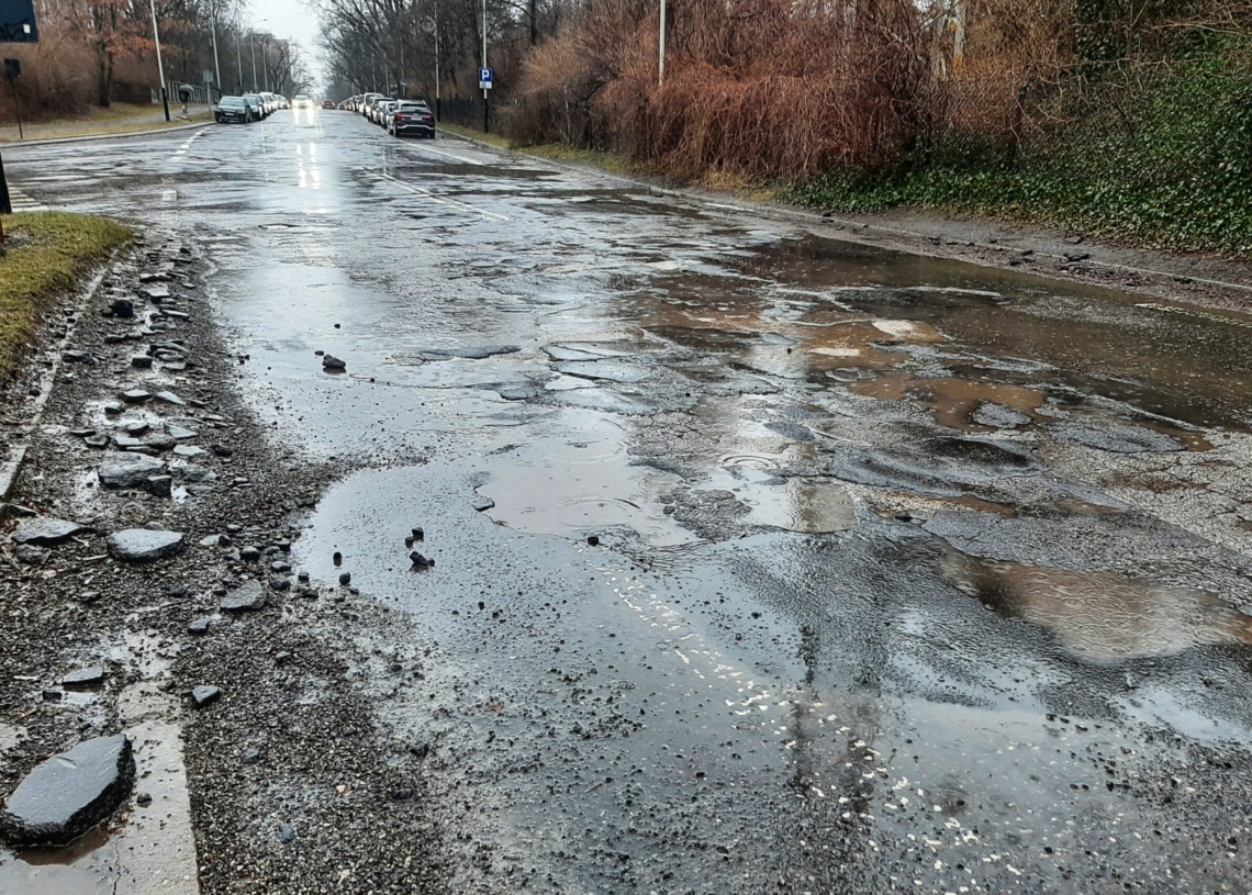 Od początku roku ekipy naprawcze załatały ubytki w nawierzchni w ponad 400 lokalizacjach – informuje Urząd Miasta Łodzi