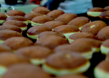 Tłusty czwartek 2024. Jak powstają pączki?