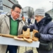 Łódzka Lewica rozdawała pączki mieszkańcom 6 Lewica rozdawała pączki