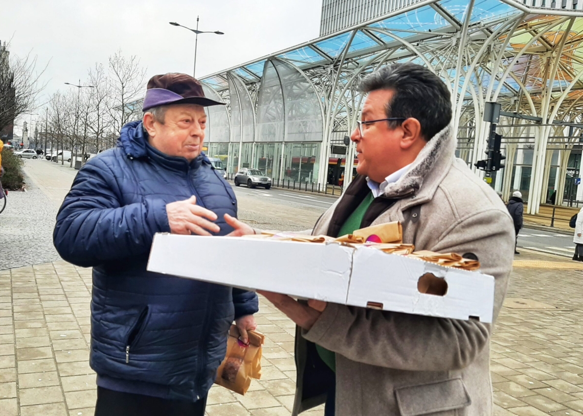 Łódzka Lewica rozdawała pączki mieszkańcom