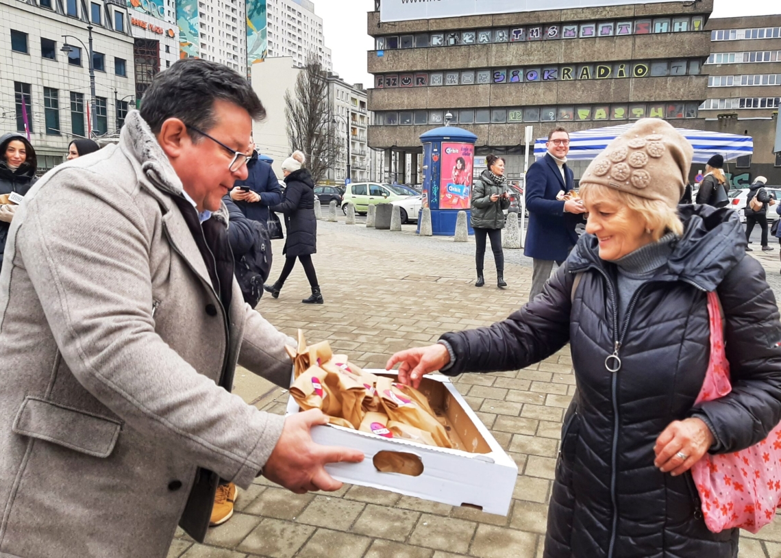 Łódzka Lewica rozdawała pączki mieszkańcom