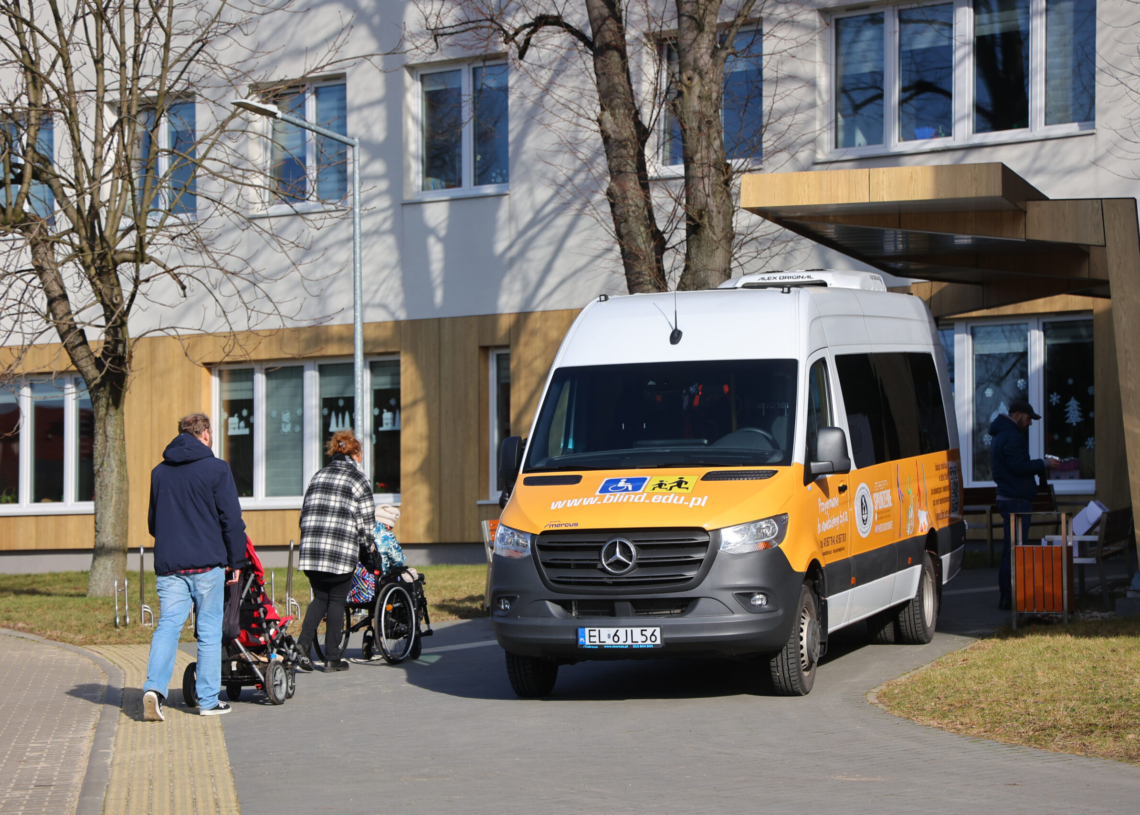 Specjalny bus dla dzieci z niepełnosprawnością wzrokową 1 Specjalny bus dla dzieci z niepełnosprawnością wzrokową