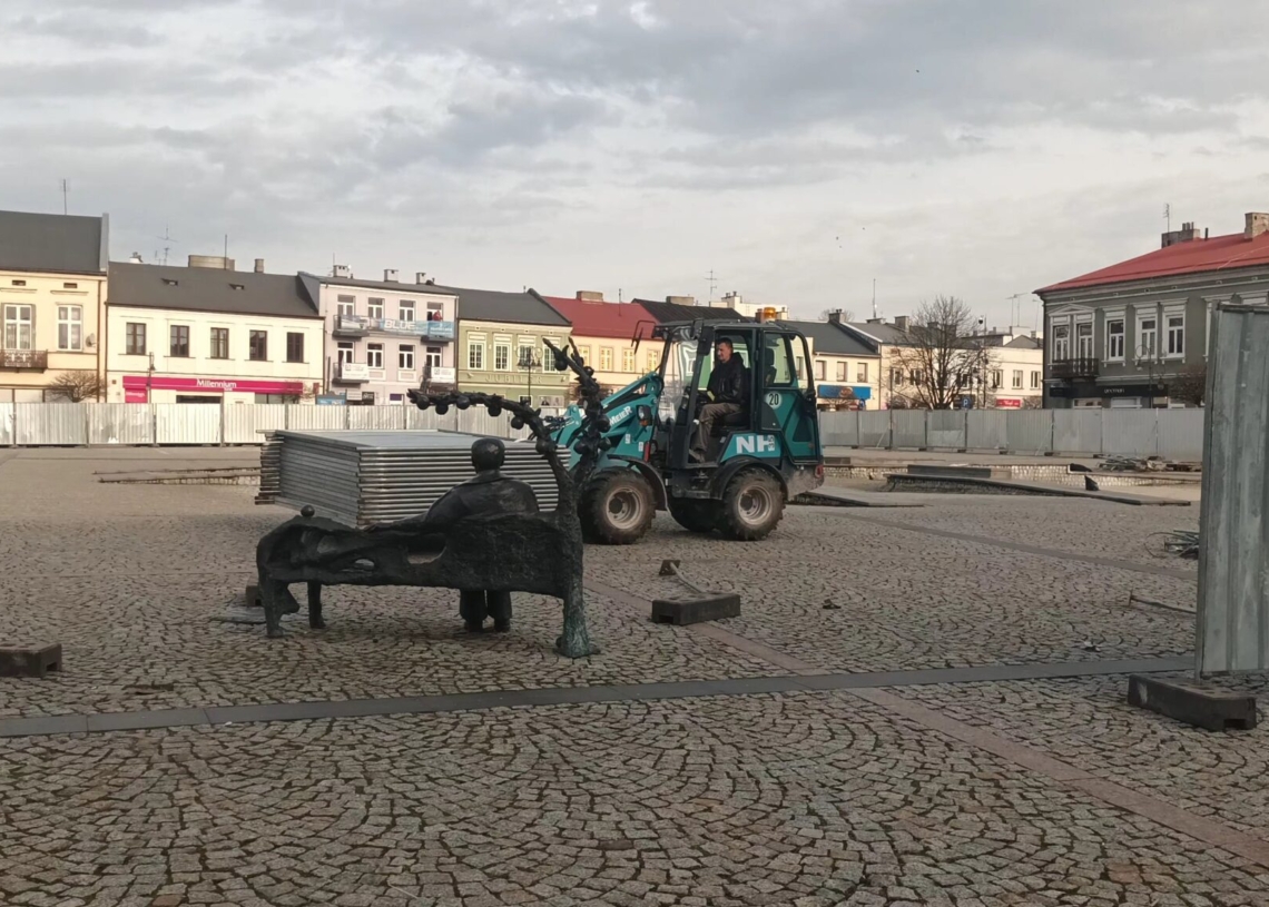 Rozpoczęły się prace modernizacyjne na skierniewickim rynku 1 Rozpoczęły się prace modernizacyjne na skierniewickim rynku