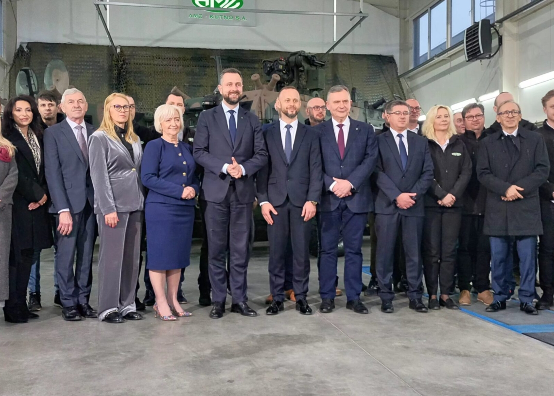 Kutno: Minister obrony narodowej Władysław Kosiniak-Kamysz na uroczystości podpisania ramowej umowy AMZ-KUTNO S.A.