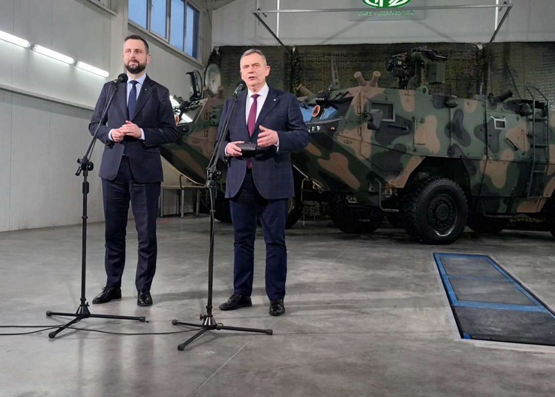 Kutno: Minister obrony narodowej Władysław Kosiniak-Kamysz na uroczystości podpisania ramowej umowy AMZ-KUTNO S.A.