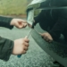 Ukradł tablice rejestracyjne razem ze zderzakiem