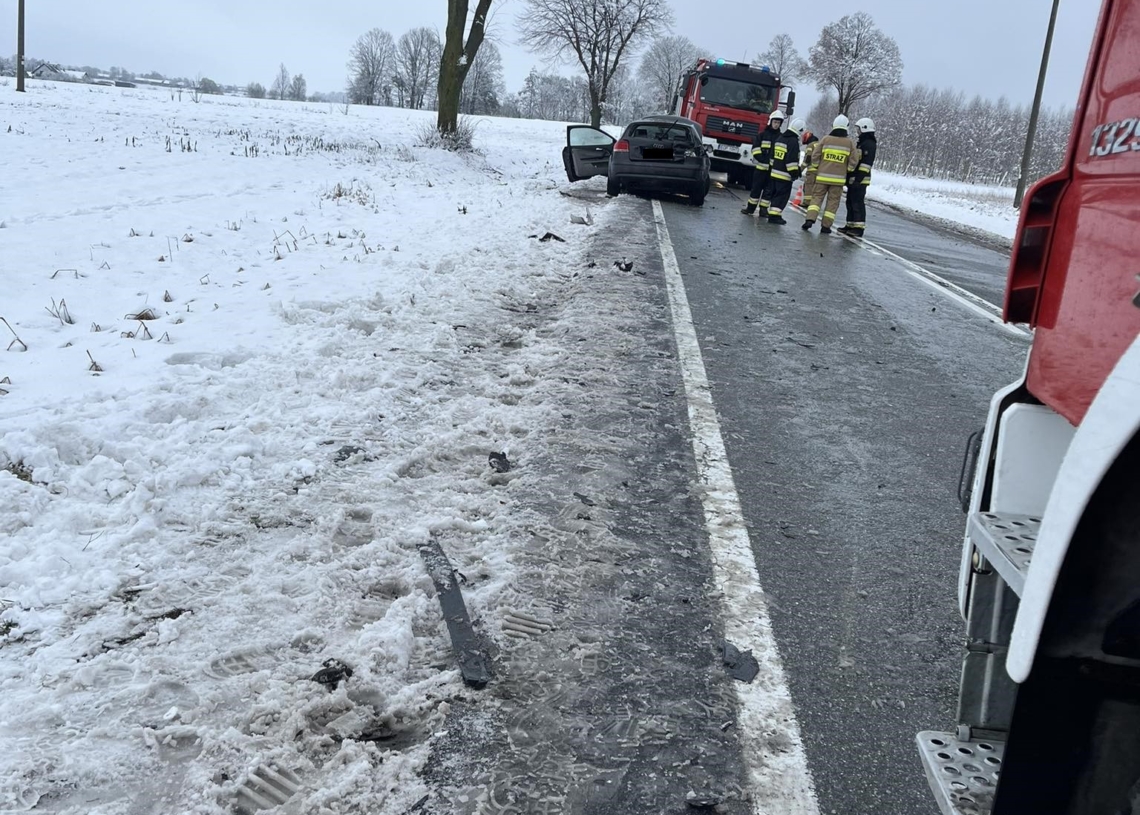 Wypadek 2 samochodów osobowych na DK74 w Krasiku koło Paradyża