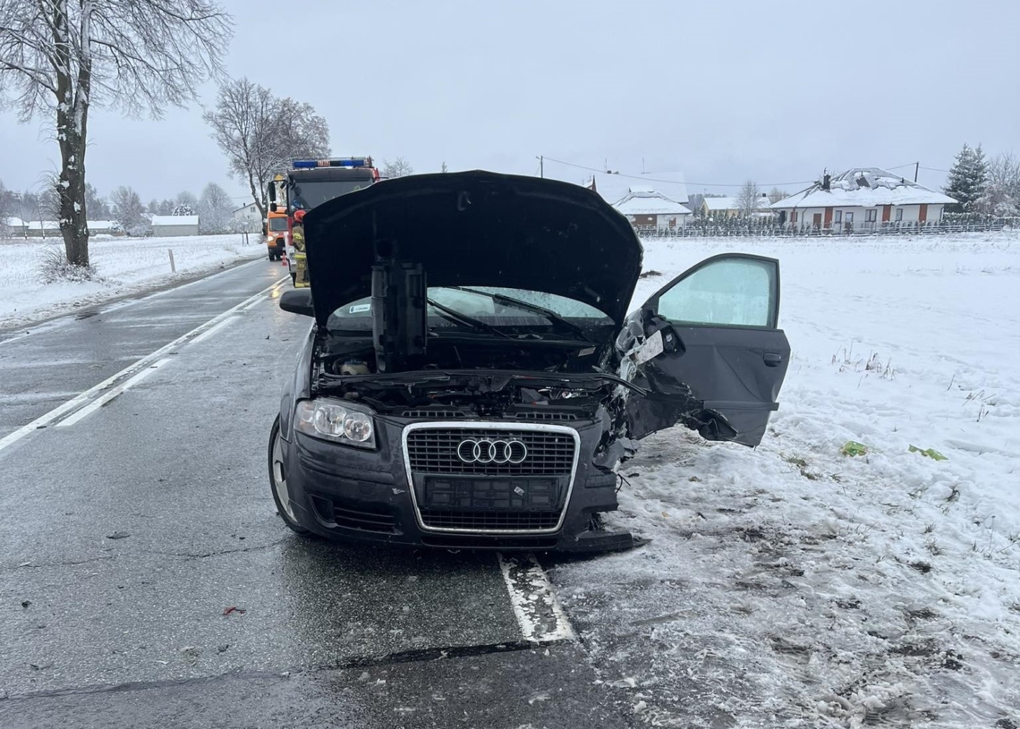 Wypadek 2 samochodów osobowych na DK74 w Krasiku koło Paradyża