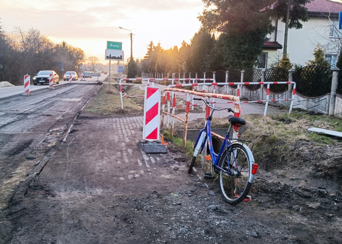 Remont ulicy Roosevelta w Piotrkowie. Droga wyznaczona na objazd nie nadaje się do jazdy [ZDJĘCIA + WIDEO]