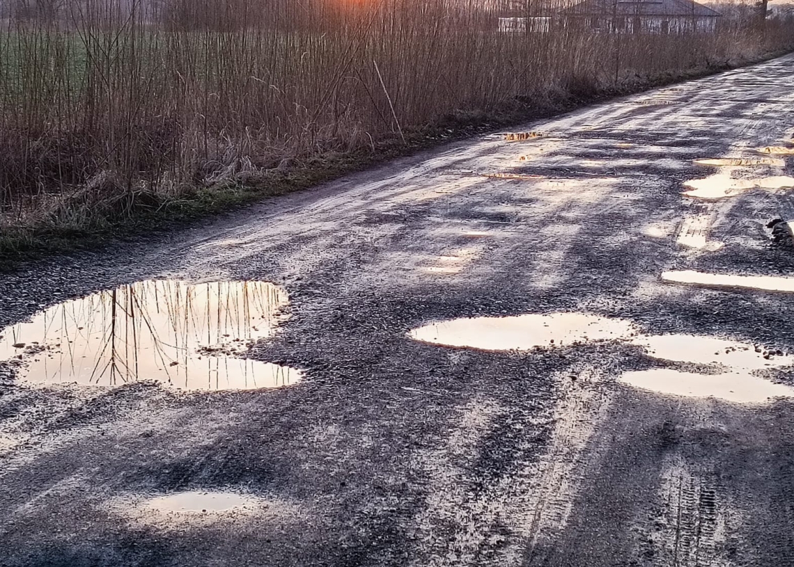 Remont ulicy Roosevelta w Piotrkowie. Droga wyznaczona na objazd nie nadaje się do jazdy [ZDJĘCIA + WIDEO]