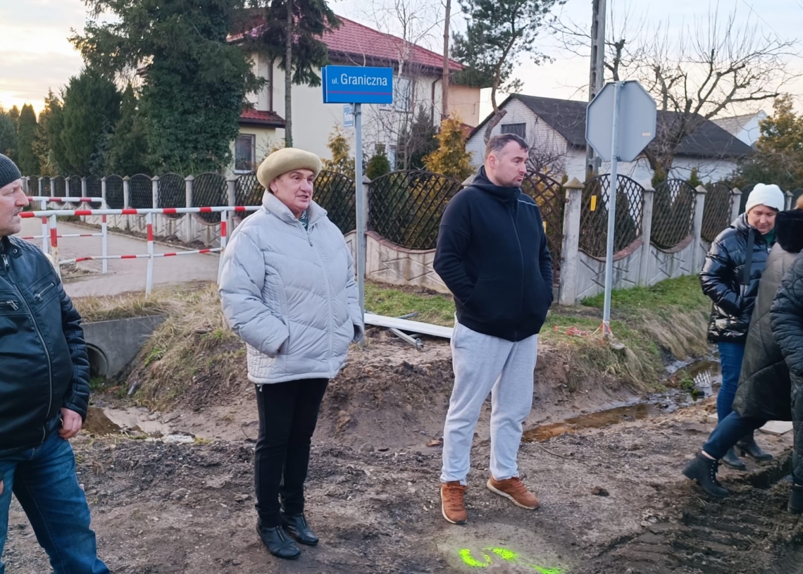 Remont ulicy Roosevelta w Piotrkowie. Droga wyznaczona na objazd nie nadaje się do jazdy [ZDJĘCIA + WIDEO]