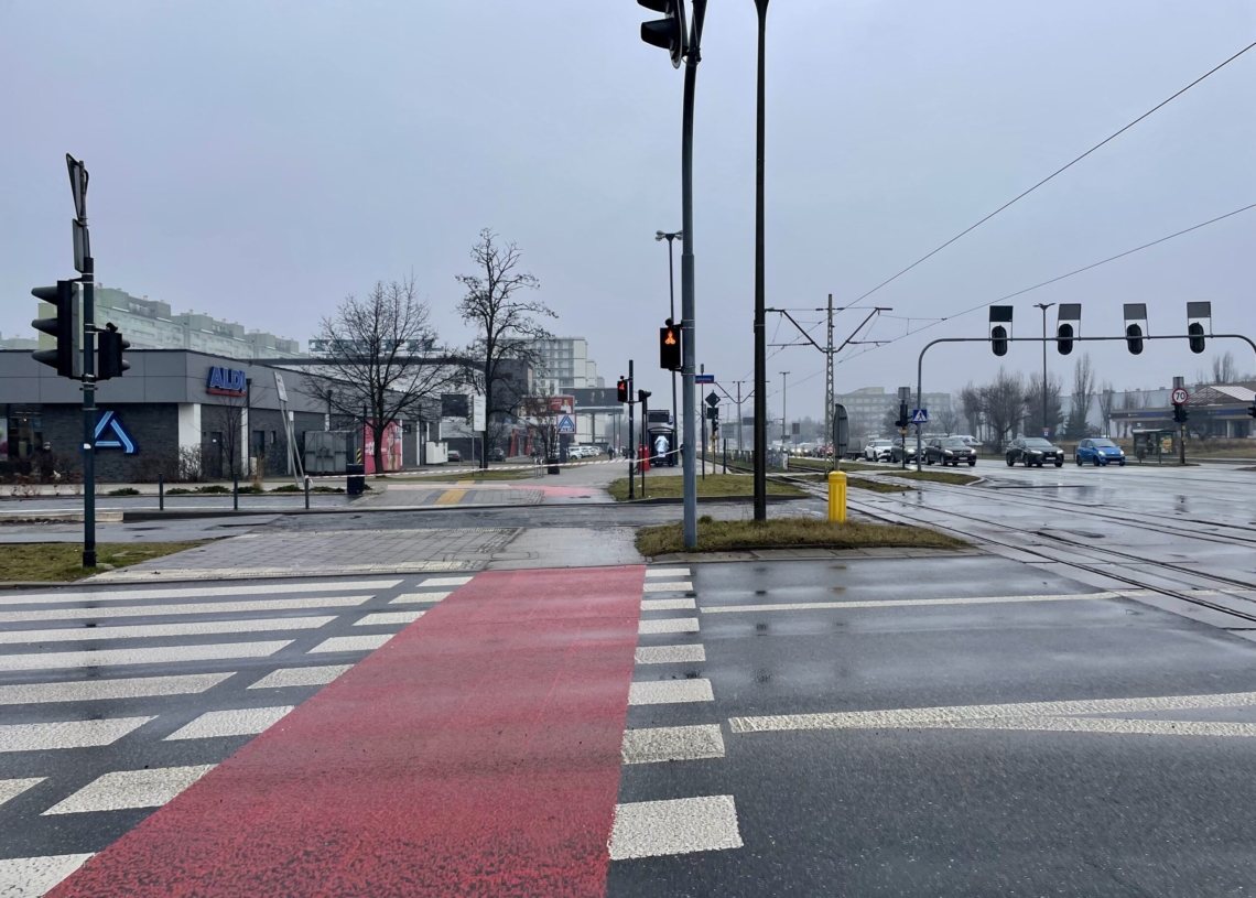 Dopiero po 22 miesiącach od zakończenia remontu Traktorowej drogowcy położyli nowy asfalt na odcinku, którego brakowało
