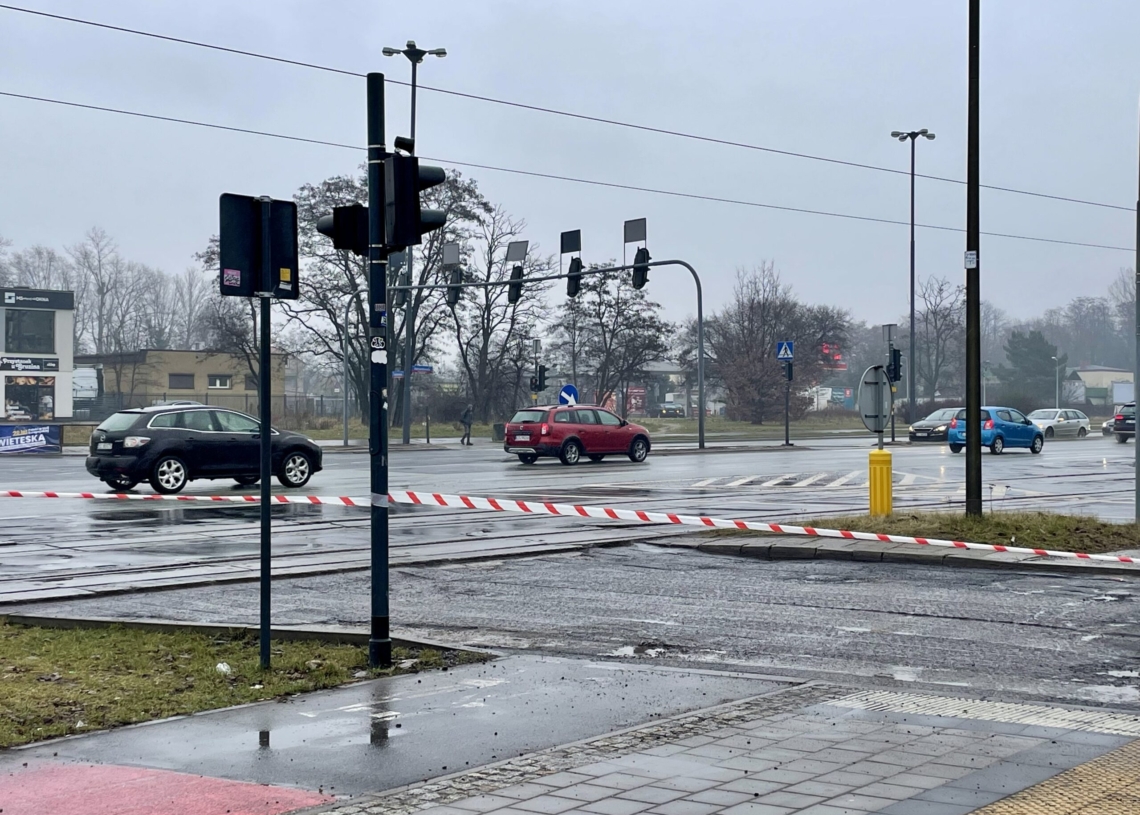 Dopiero po 22 miesiącach od zakończenia remontu Traktorowej drogowcy położyli nowy asfalt na odcinku, którego brakowało