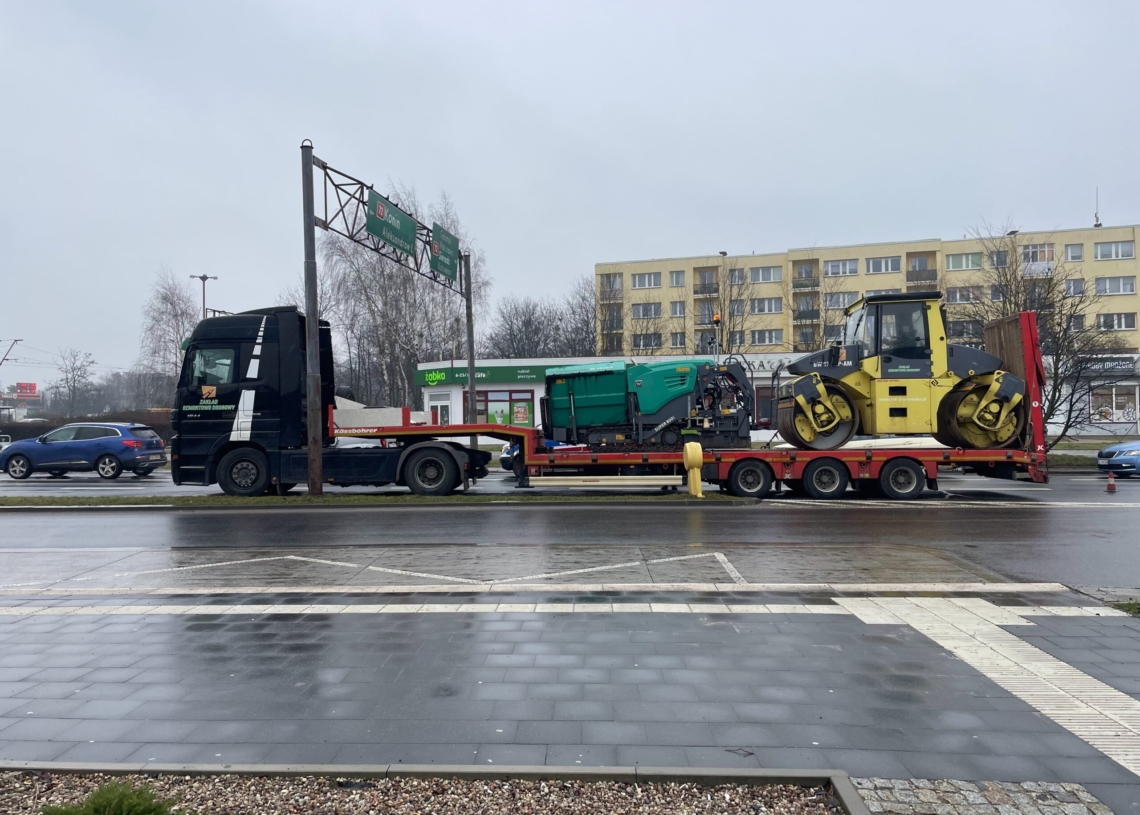 Po niemal 2 latach od zakończenia remontu Traktorowej ułożono asfalt na sąsiednim odcinku