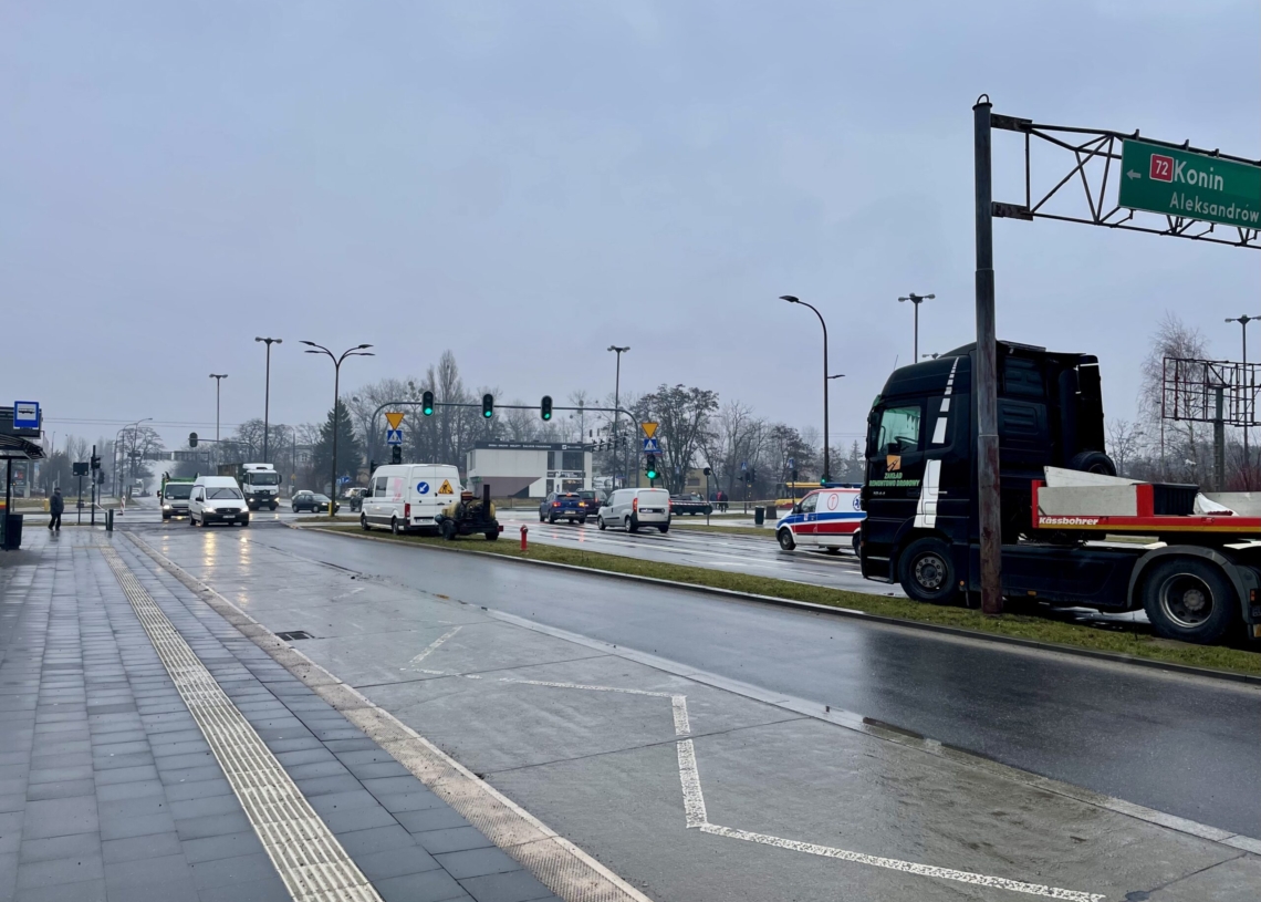 Dopiero po 22 miesiącach od zakończenia remontu Traktorowej drogowcy położyli nowy asfalt na odcinku, którego brakowało