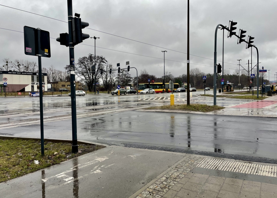 Dopiero po 22 miesiącach od zakończenia remontu Traktorowej drogowcy położyli nowy asfalt na odcinku, którego brakowało