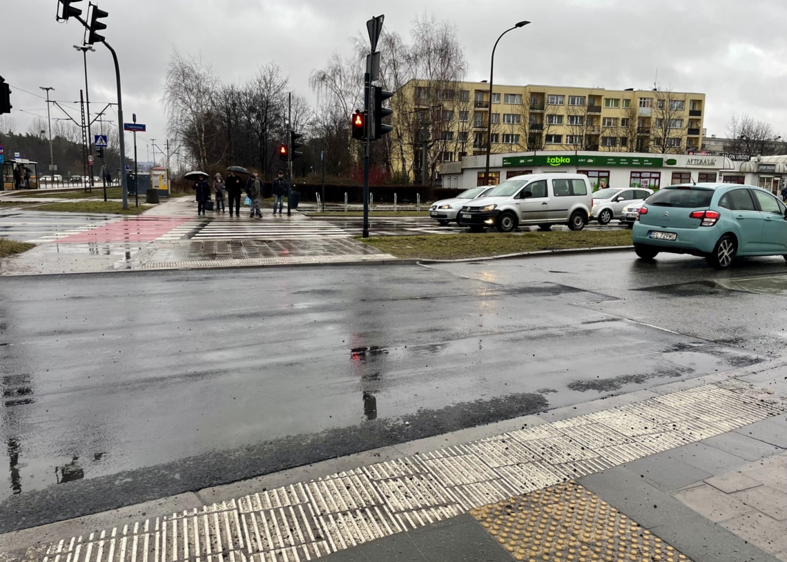Dopiero po 22 miesiącach od zakończenia remontu Traktorowej drogowcy położyli nowy asfalt na odcinku, którego brakowało