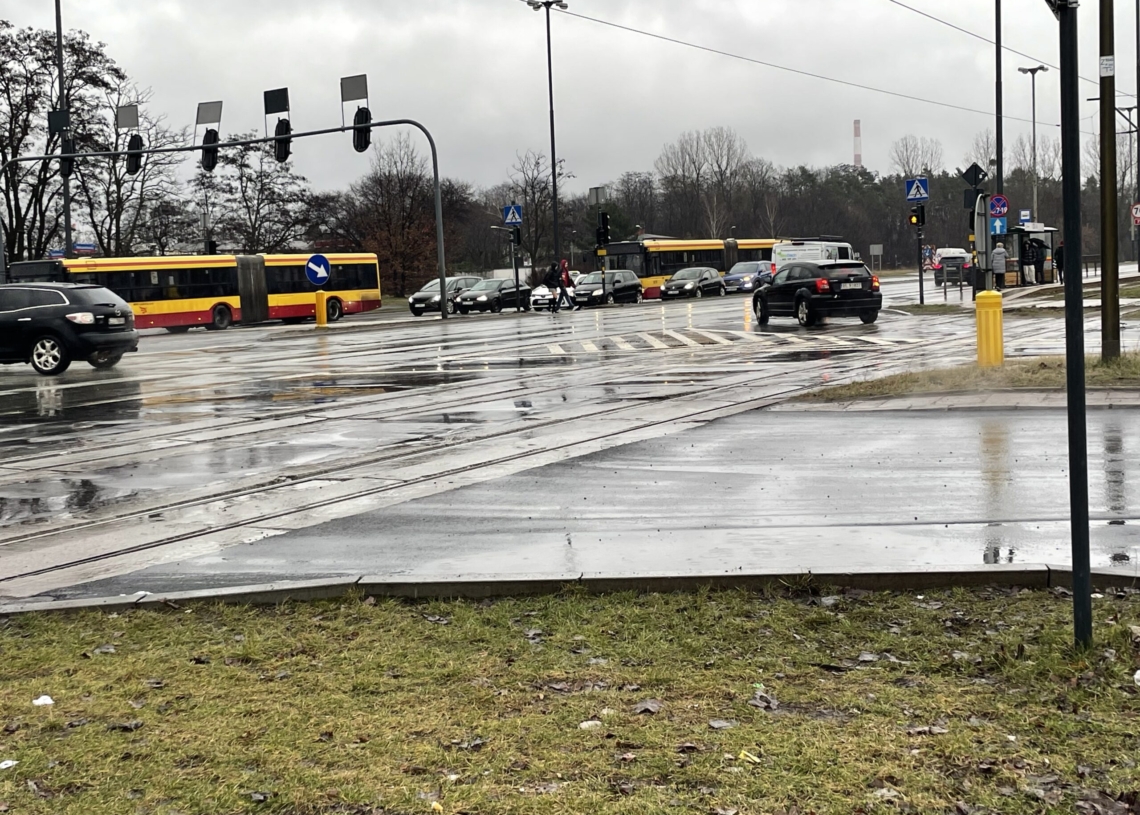 Dopiero po 22 miesiącach od zakończenia remontu Traktorowej drogowcy położyli nowy asfalt na odcinku, którego brakowało