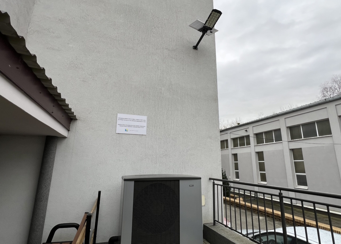 Ekolatarnie na budynku łódzkiego liceum