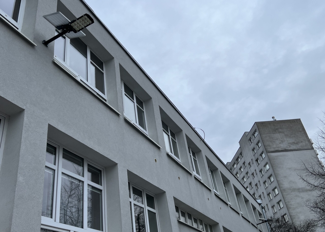Ekolatarnie na budynku łódzkiego liceum