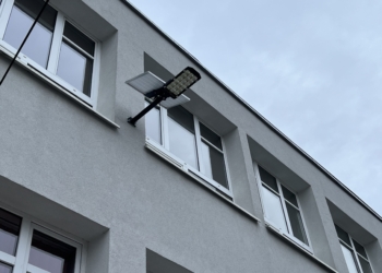 Ekolatarnie na budynku łódzkiego liceum