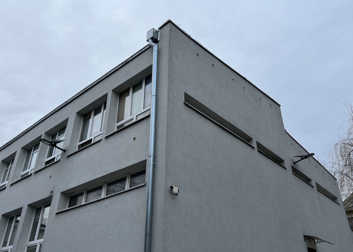 Ekolatarnie na budynku łódzkiego liceum