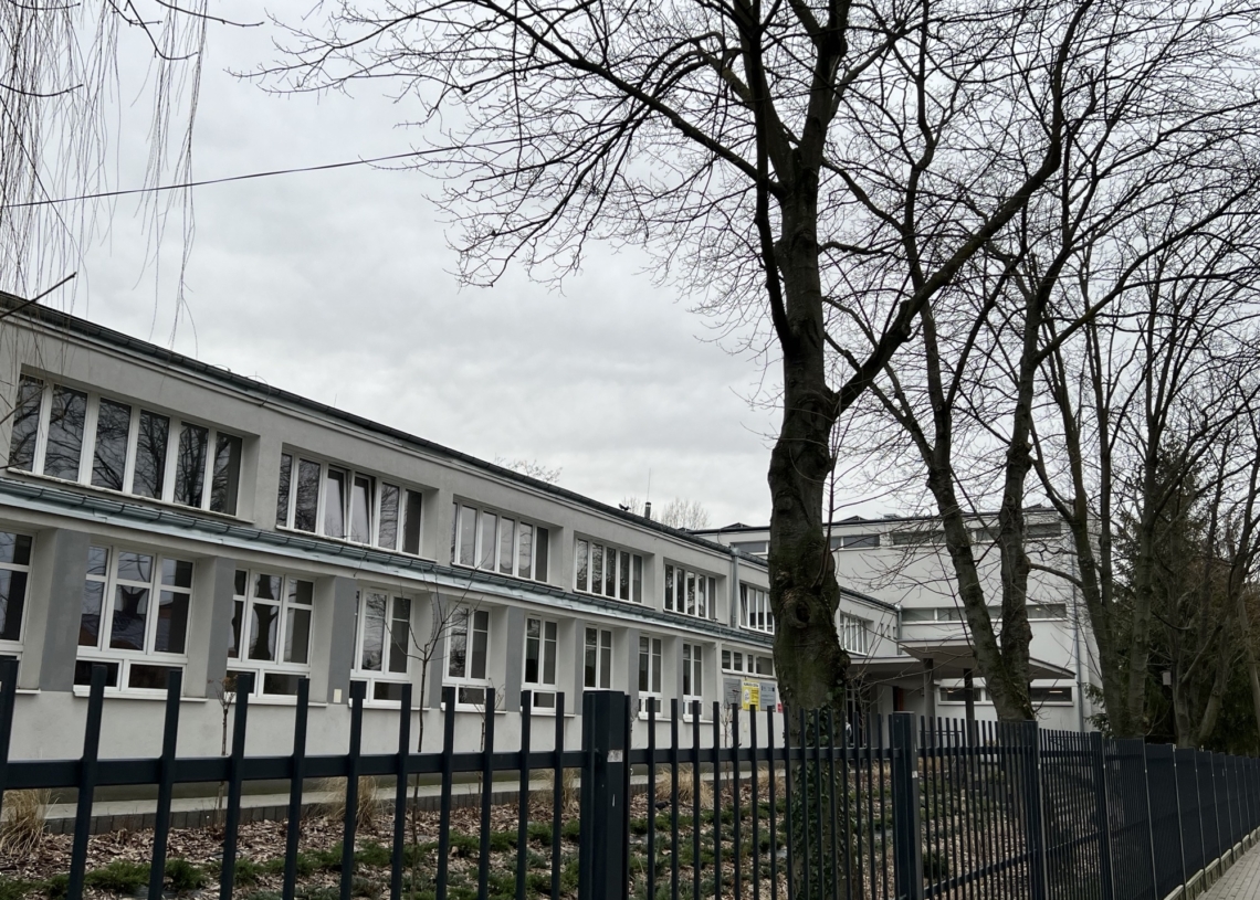 Ekolatarnie na budynku łódzkiego liceum