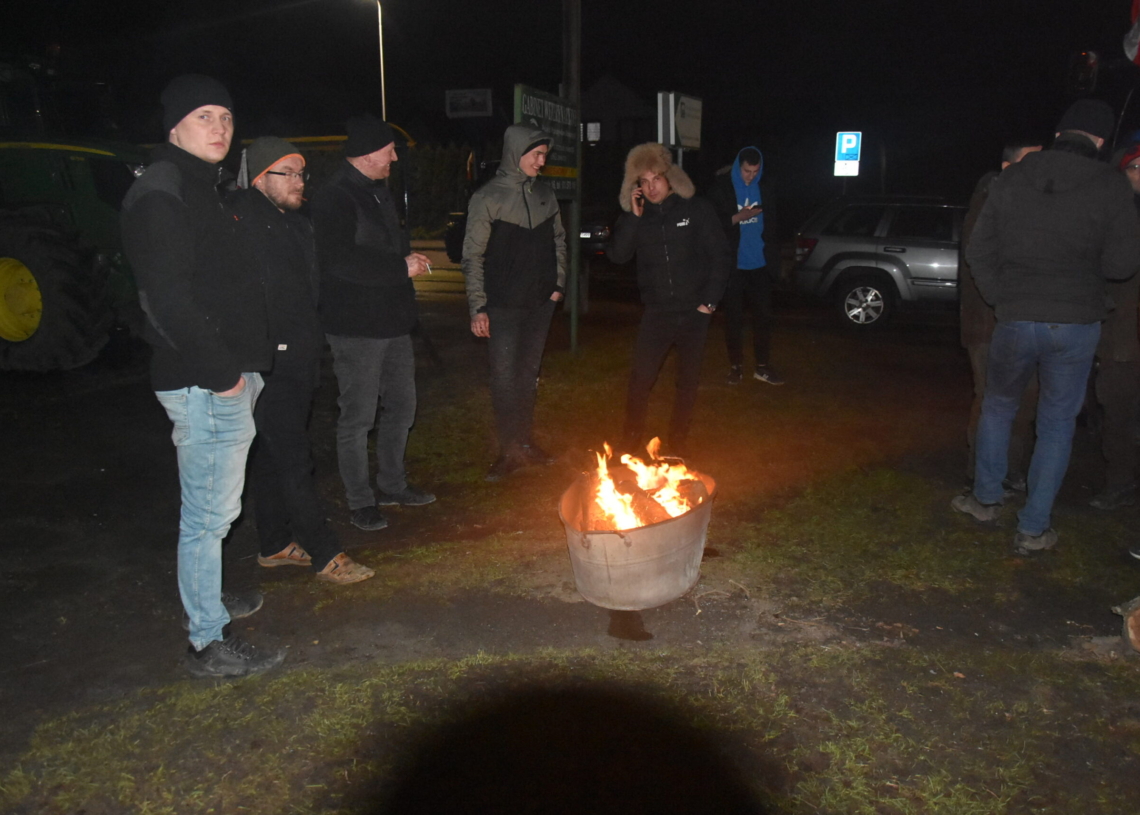 Rolnicy z powiatu sieradzkiego po proteście na drogach pikietują pod siedzibą ARiMR. Jutro nie chcą do niej wpuścić pracowników
