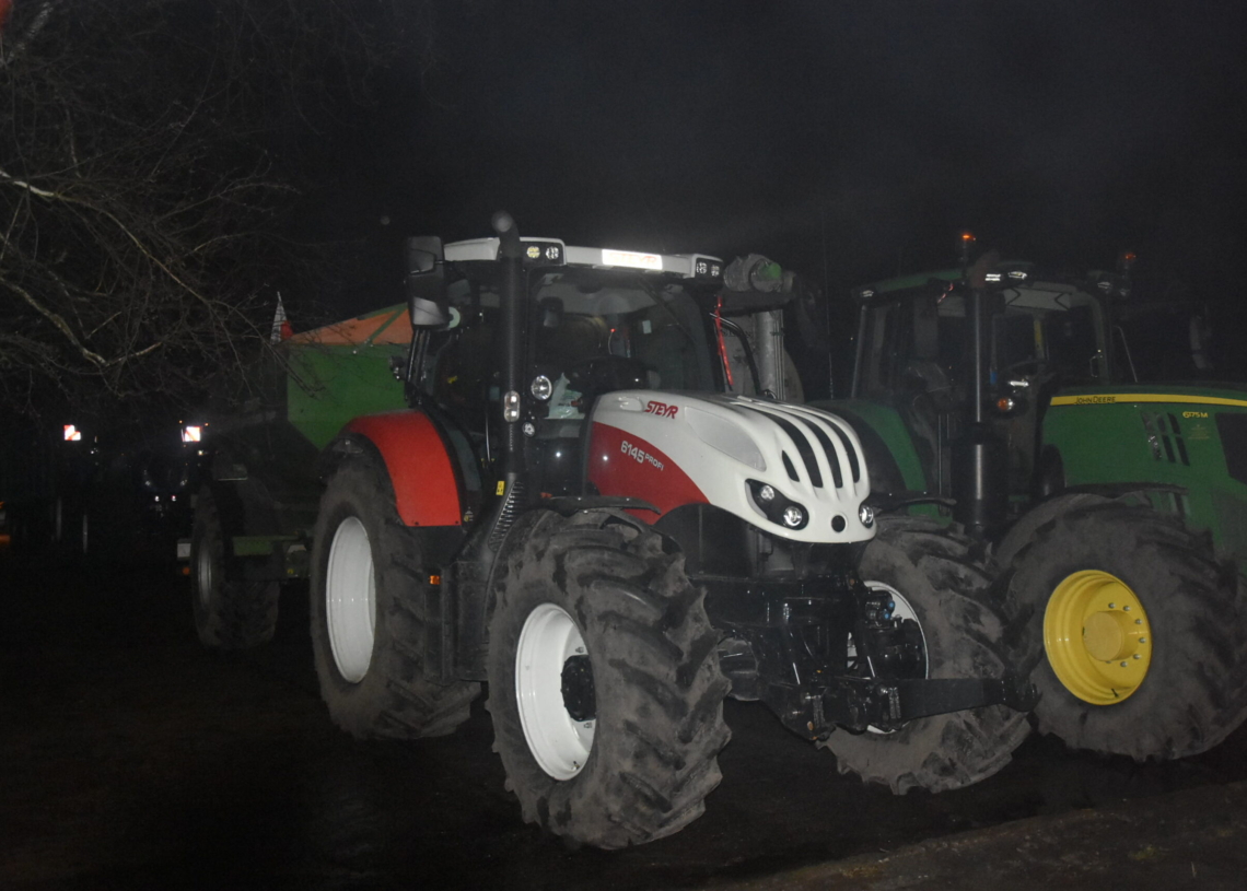 Rolnicy z powiatu sieradzkiego po proteście na drogach pikietują pod siedzibą ARiMR. Jutro nie chcą do niej wpuścić pracowników