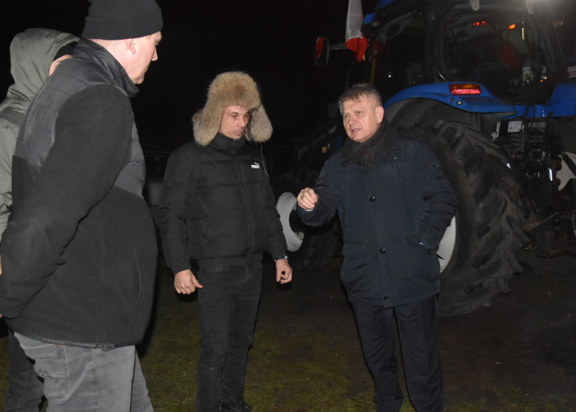 Rolnicy z powiatu sieradzkiego po proteście na drogach pikietują pod siedzibą ARiMR. Jutro nie chcą do niej wpuścić pracowników