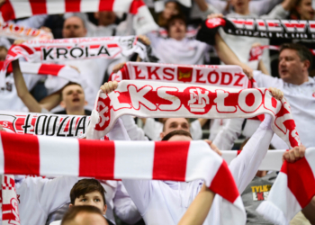 1/4 finału siatkarskiej Ligi Mistrzyń. ŁKS Commercecon Łódź - Allianz Vero Volley Mediolan 1:3. Doping kibiców ŁKS-u Commercecon Łódź w meczu z Allianz Vero Volley Mediolan