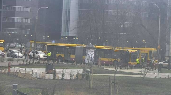 Zderzenie autobusu linii 86 i tramwaju linii 17 na Pomorskiej 1 Zatrzymanie ruchu na Pomorskiej