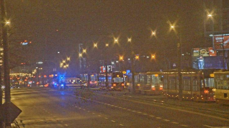 Potrącenie pieszego przez tramwaj linii 8 na Piłsudskiego przy Sarniej