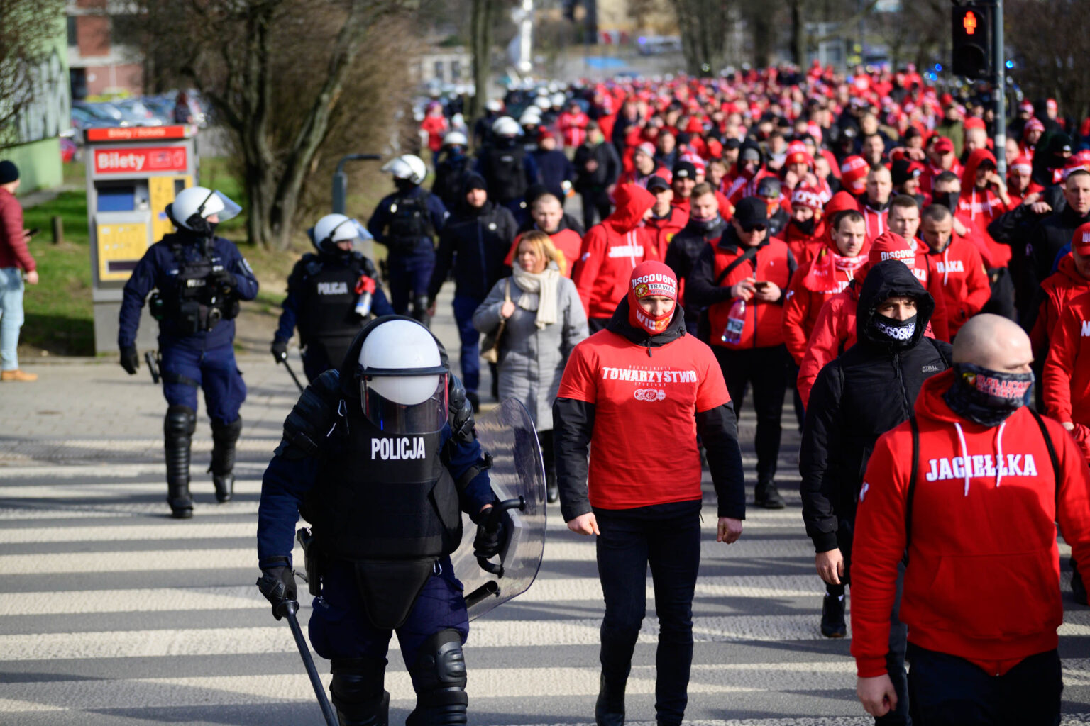 Przemarsz kibicow Widzewa 77